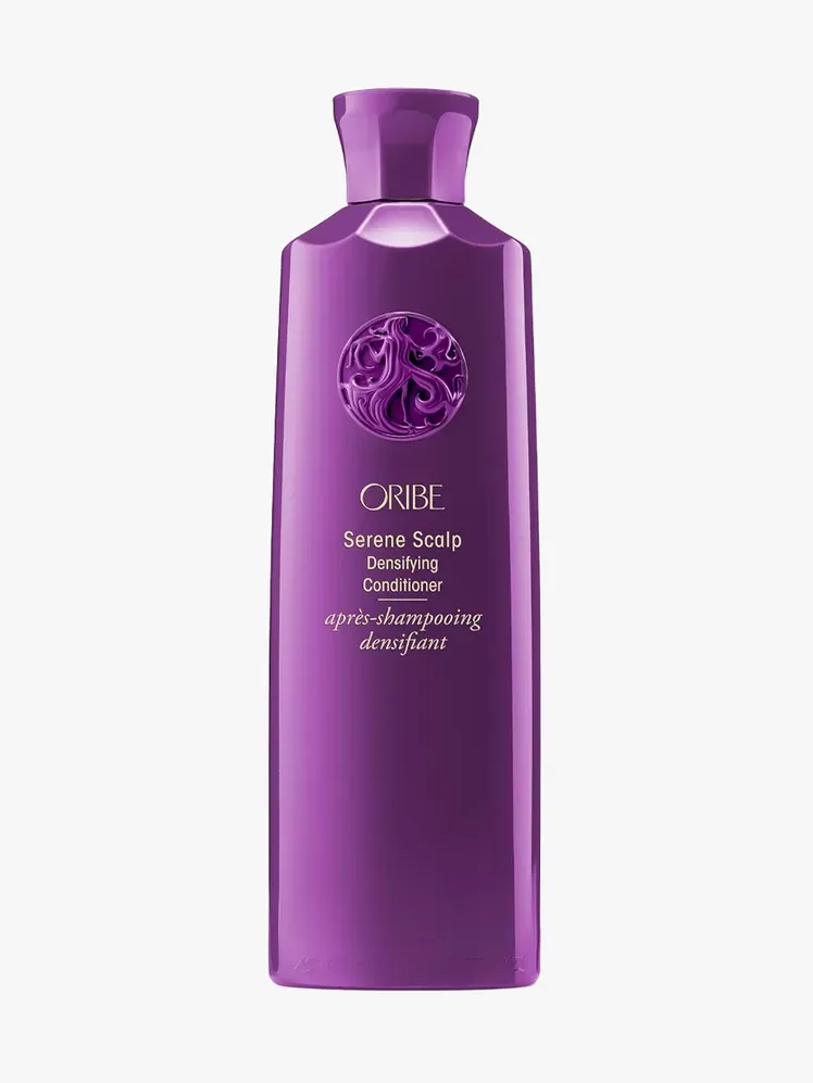 ライトグレーの背景にブランドボトルコンポーネントの Oribe Serene Scalp Densifying Conditioner