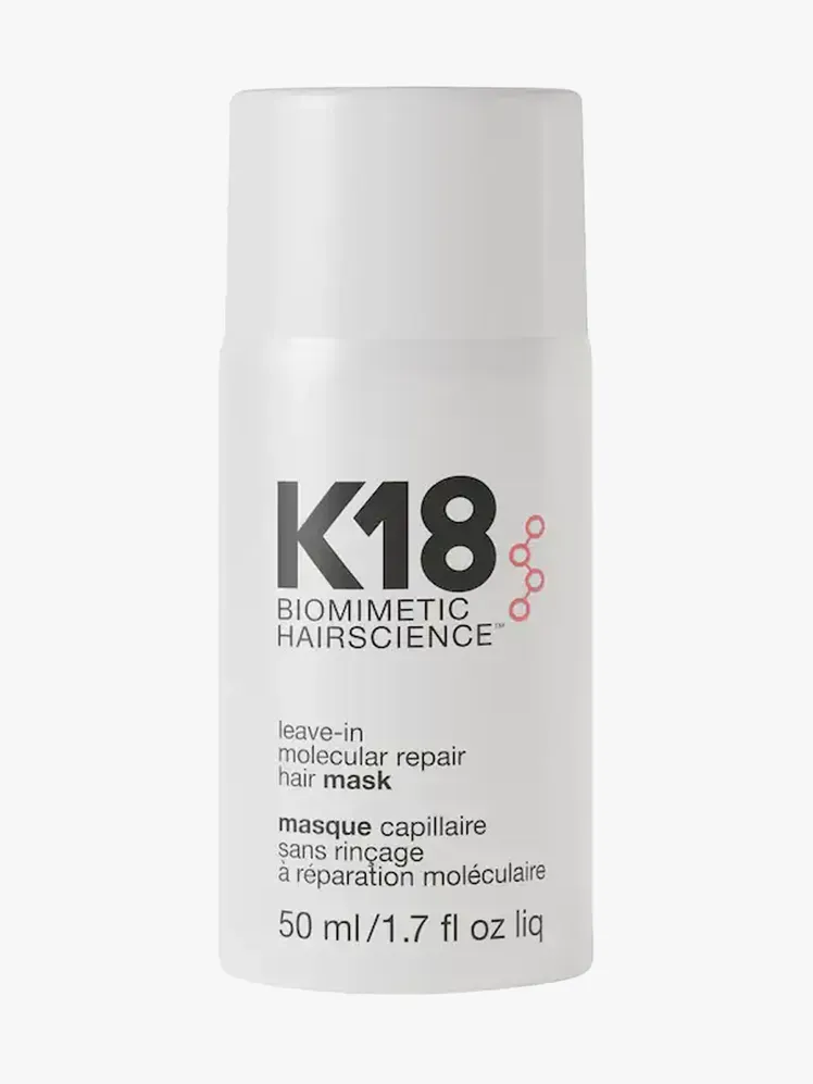 ライトグレーの背景にブランドコンポーネントの K18 リーブイン分子ヘアマスク