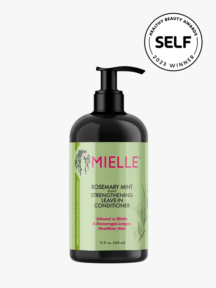 ミエル ローズマリー ミント ストレングスニング コンディショナー、ブランド コンポーネントに、ライト グレーの背景の右上隅に健康的な美容賞のシールが付いています。