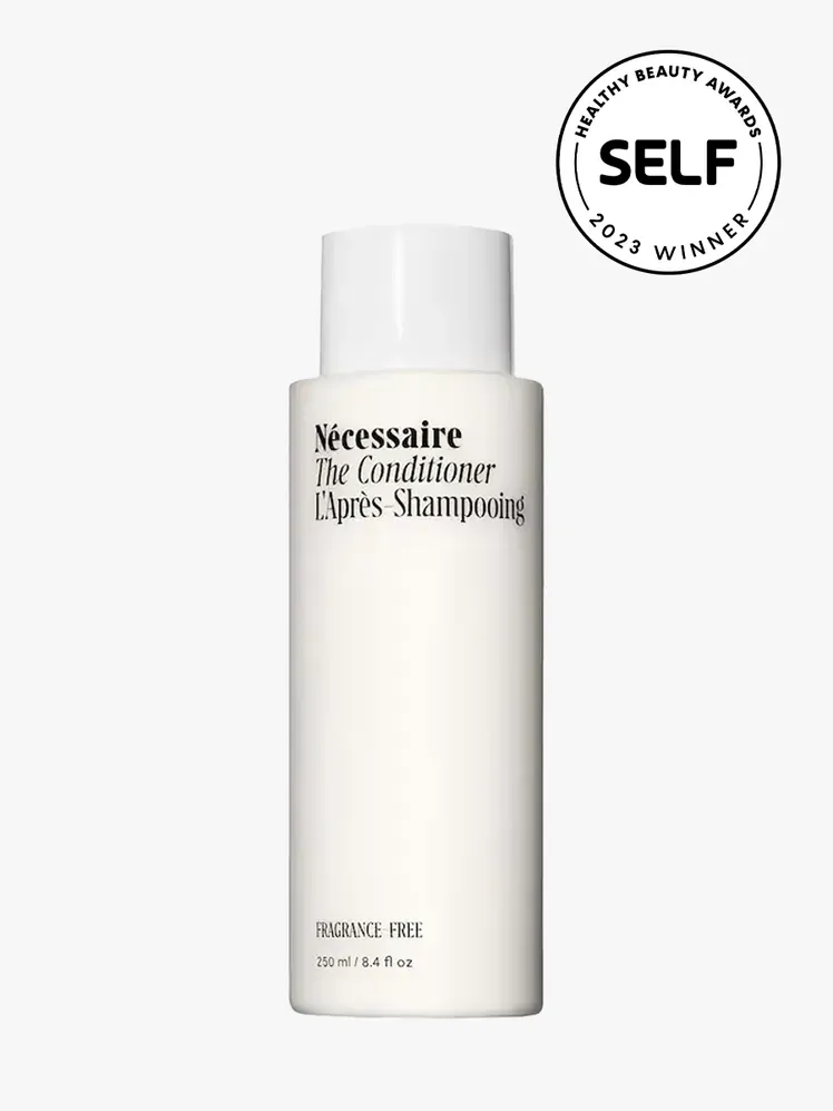 ライトグレーの背景の右上隅に健康的な美容賞のシールが付いたブランドコンポーネントのNécessaire The Conditioner