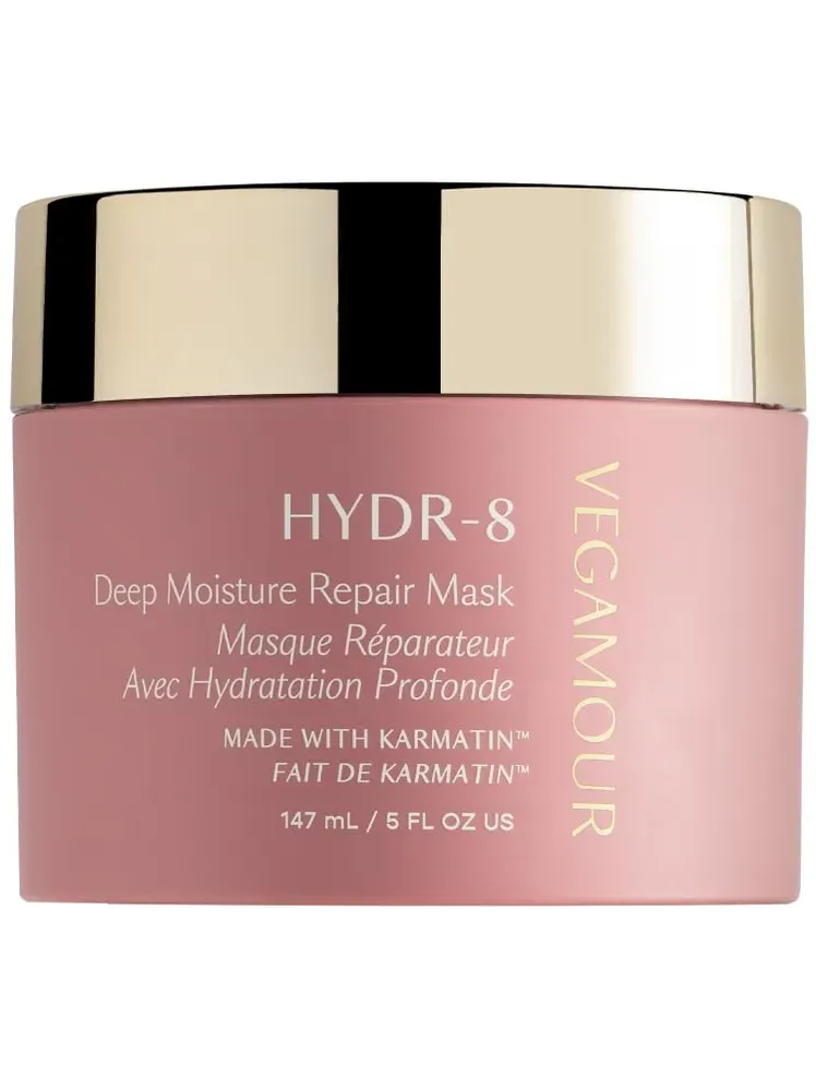 ربما تحتوي الصورة على: مستحضرات تجميل وجه رأس شخص زجاجة عطر