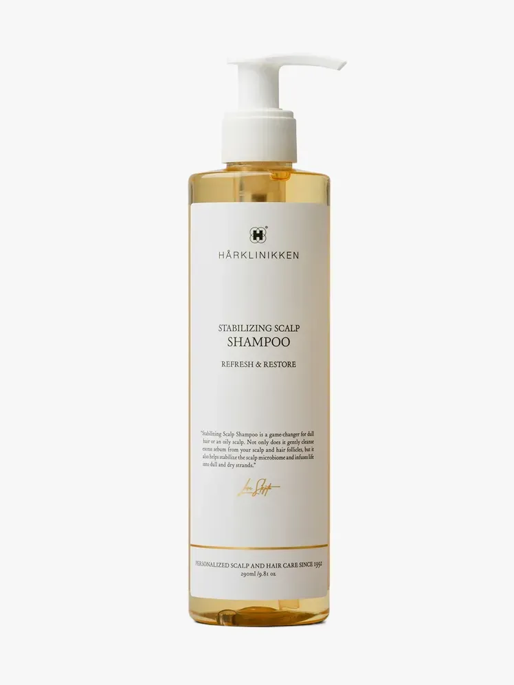 Hårklinikken Stabilizing Scalp Shampoo ในส่วนประกอบที่มีตราสินค้าบนพื้นหลังสีเทาอ่อน