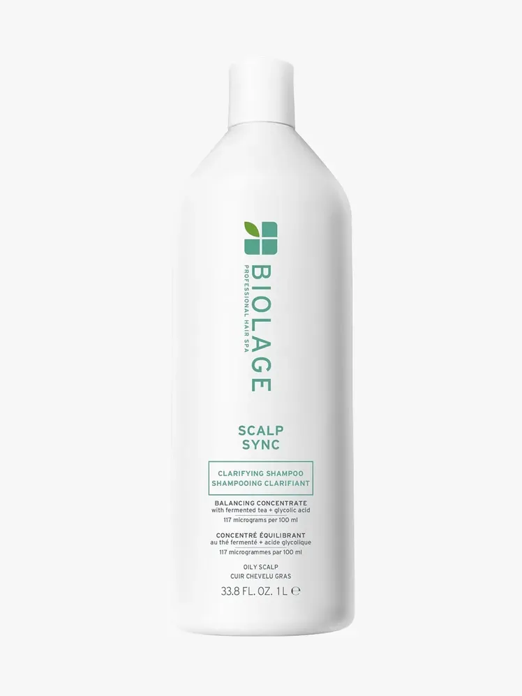 แชมพู Biolage Professional Scalp Sync Clarifying ในขวดที่มีตราสินค้าบนพื้นหลังสีเทาอ่อน
