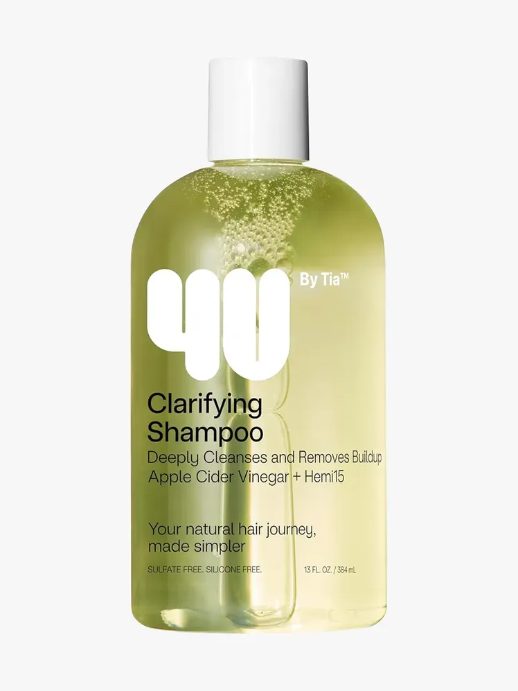 4U By Tia Clarifying Shampoo ในส่วนประกอบที่มีตราสินค้าบนพื้นหลังสีเทาอ่อน