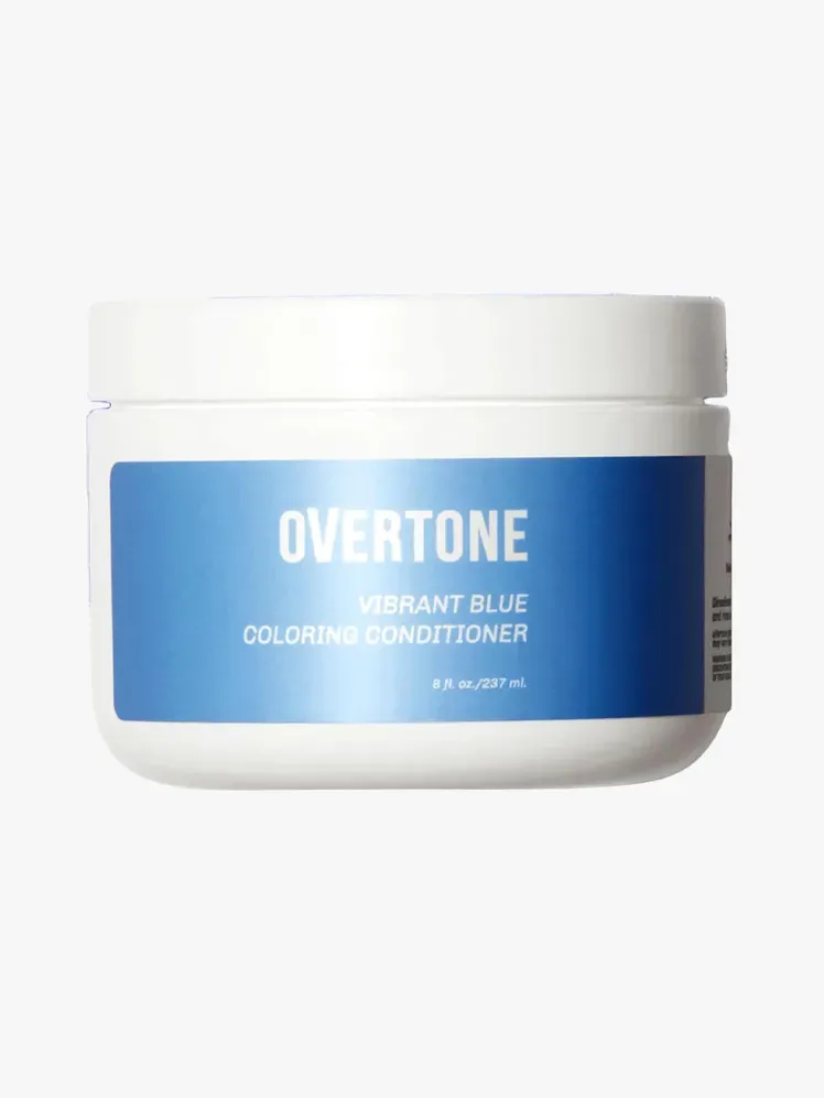 بلسم تلوين Overtone في مكون يحمل العلامة التجارية على خلفية رمادية فاتحة