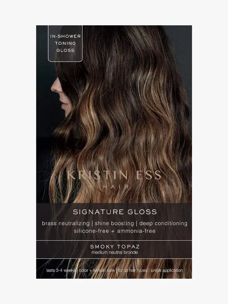 ملمع شعر كريستين إيس في مكون ذو علامة تجارية على خلفية رمادية فاتحة