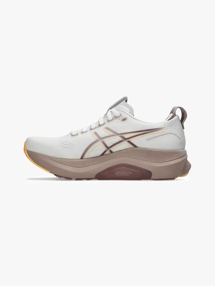 Asics Gel-Kayano 32 ในส่วนประกอบที่มีแบรนด์บนพื้นหลังสีเทาอ่อน