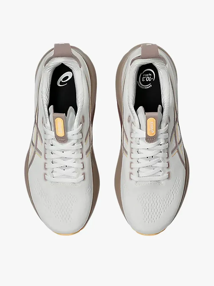 Asics Gel-Kayano 32 ในส่วนประกอบที่มีแบรนด์บนพื้นหลังสีเทาอ่อน