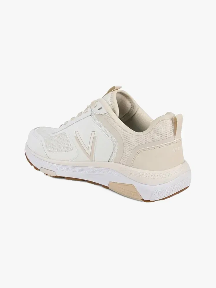 รองเท้าผ้าใบ Vionic Walk Strider ในส่วนประกอบของแบรนด์บนพื้นหลังสีเทาอ่อน