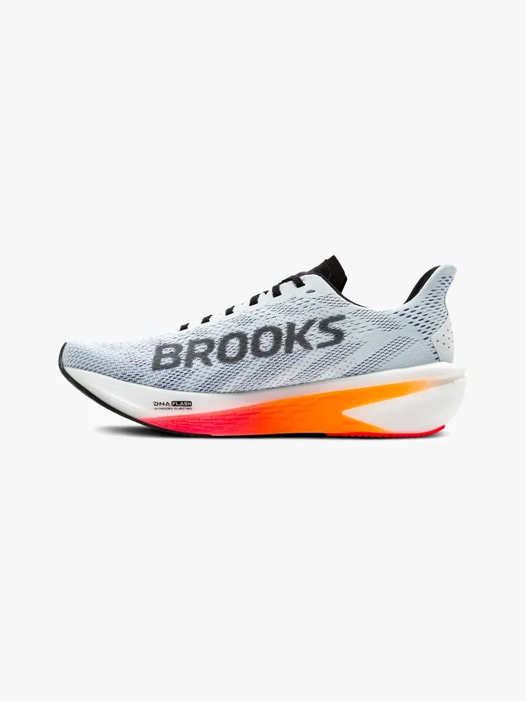 Brooks Hyperion 2 GTS ในส่วนประกอบที่มีตราสินค้าบนพื้นหลังสีเทาอ่อน