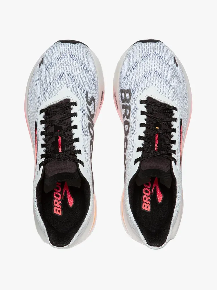 Brooks Hyperion 2 GTS ในส่วนประกอบที่มีตราสินค้าบนพื้นหลังสีเทาอ่อน