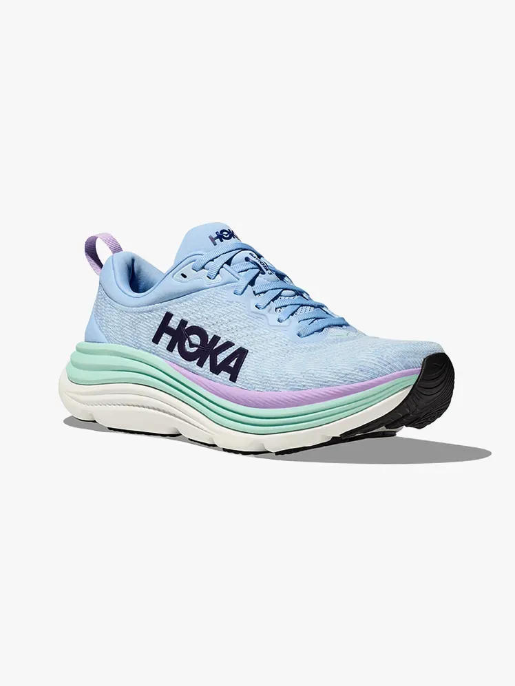Hoka Gaviota 5 ในส่วนประกอบที่มีตราสินค้าบนพื้นหลังสีเทาอ่อน
