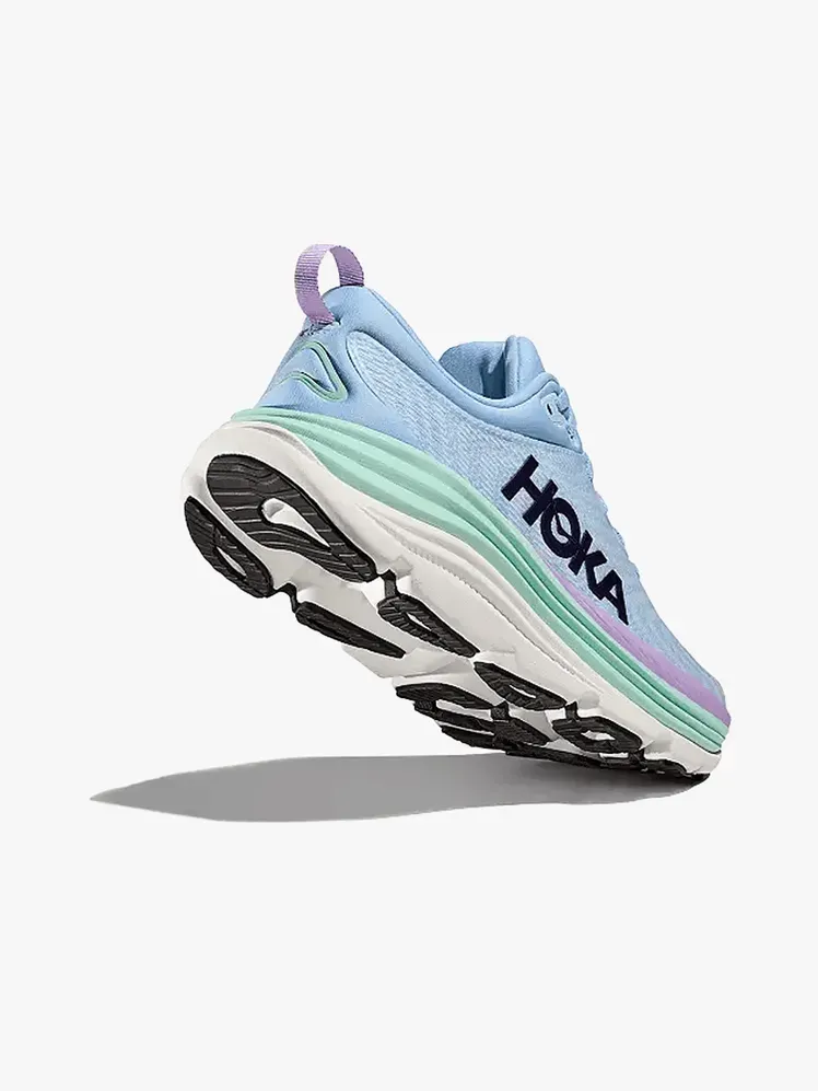 Hoka Gaviota 5 ในส่วนประกอบที่มีตราสินค้าบนพื้นหลังสีเทาอ่อน