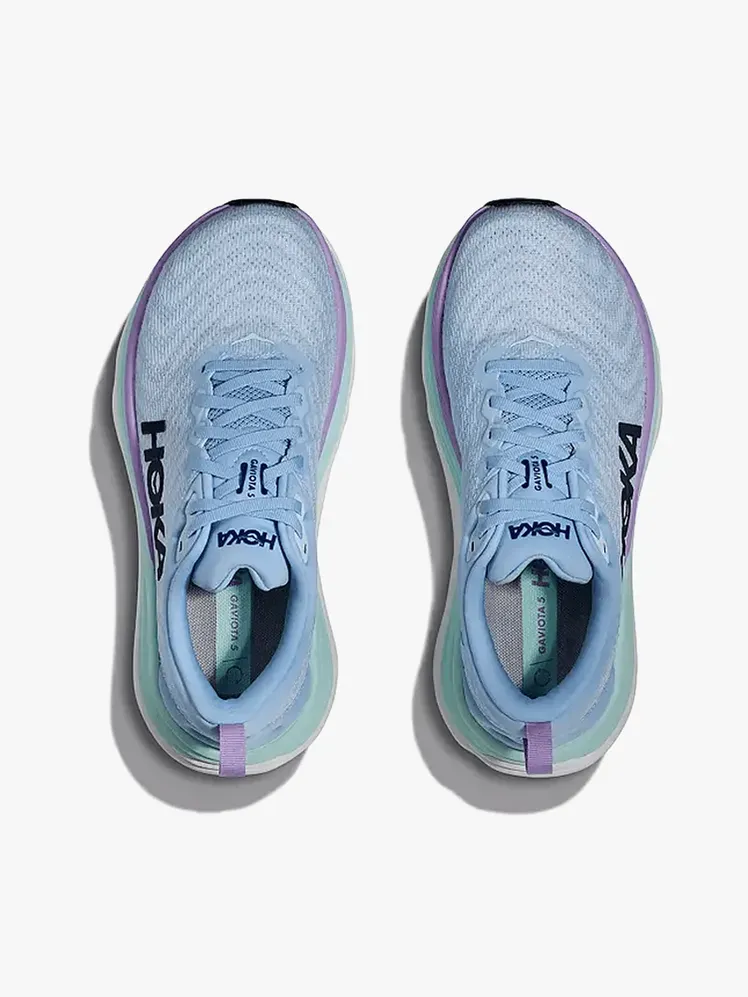 Hoka Gaviota 5 ในส่วนประกอบที่มีตราสินค้าบนพื้นหลังสีเทาอ่อน