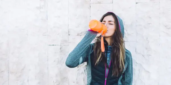 Je v poriadku piť starú vodu vo vašej fľaši na vodu?