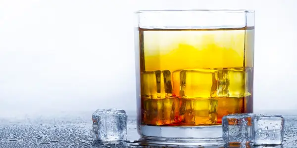 Hva skjer egentlig når du kombinerer alkohol og koffein?