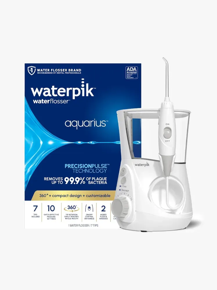 Waterpik Aquarius WP-660 en componente de marca sobre fondo gris claro