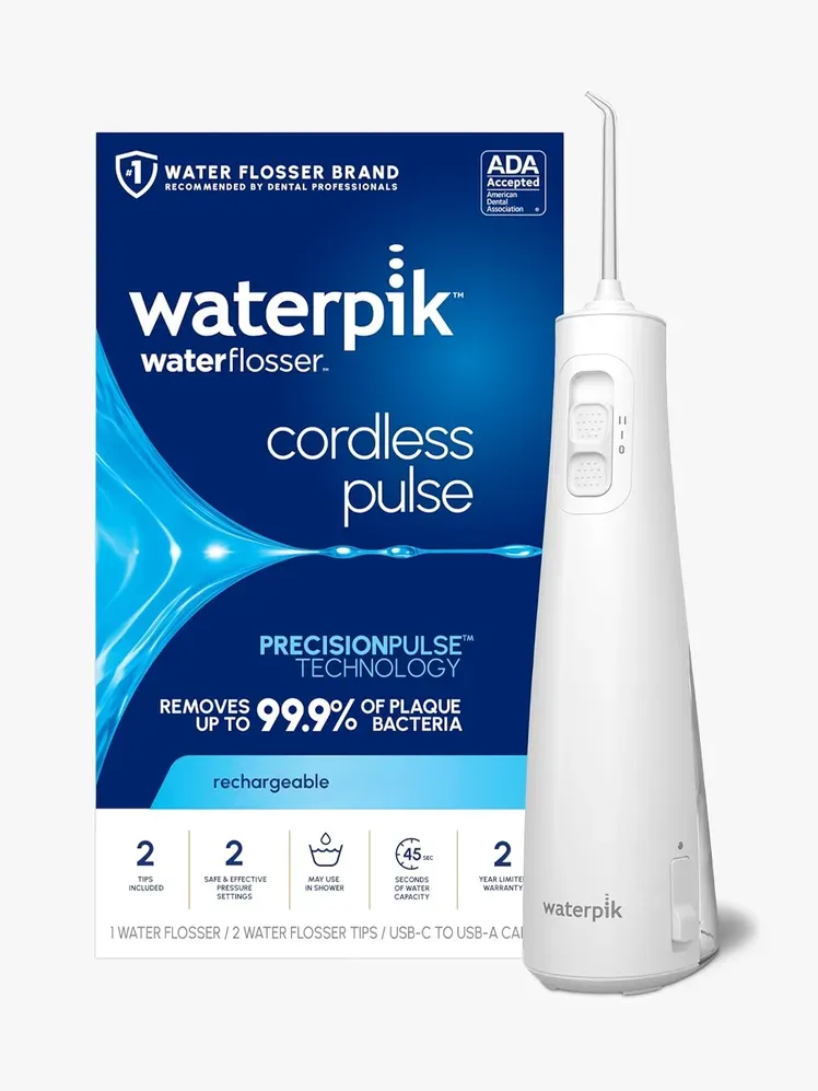 Waterpik Wireless Pulse en componente de marca sobre fondo gris claro