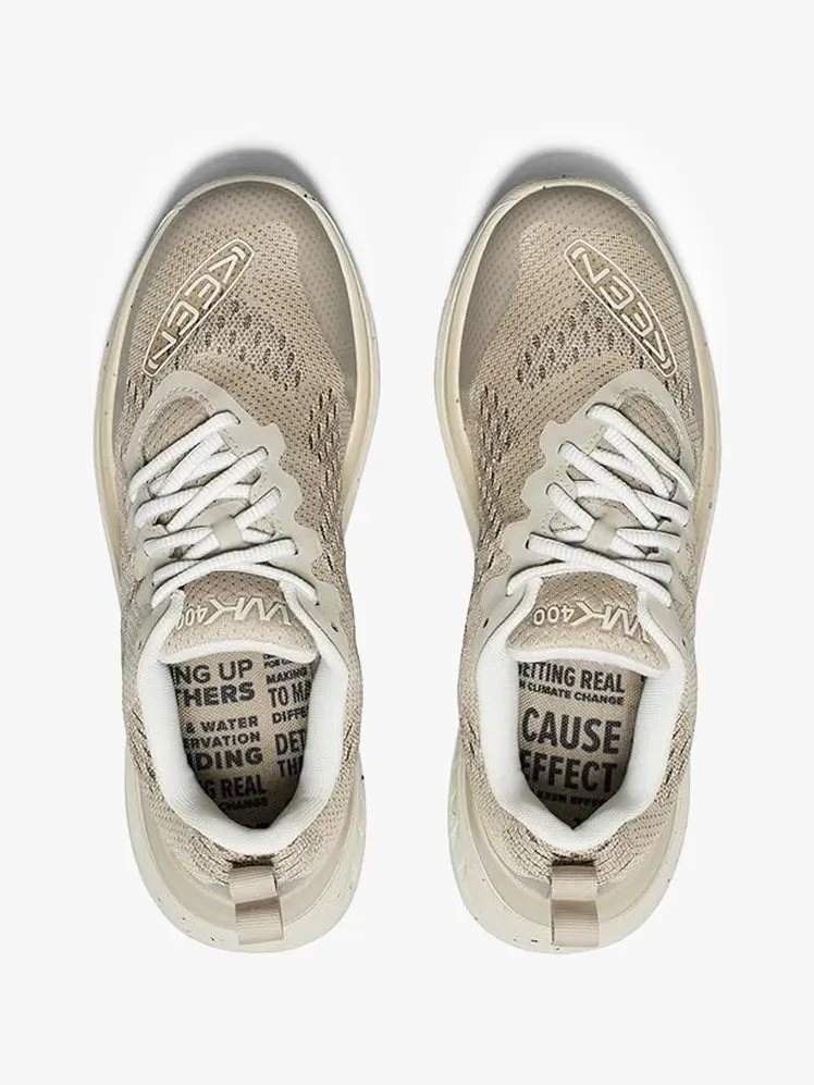 حذاء المشي Keen WK400 مكون من العلامة التجارية على خلفية رمادية فاتحة