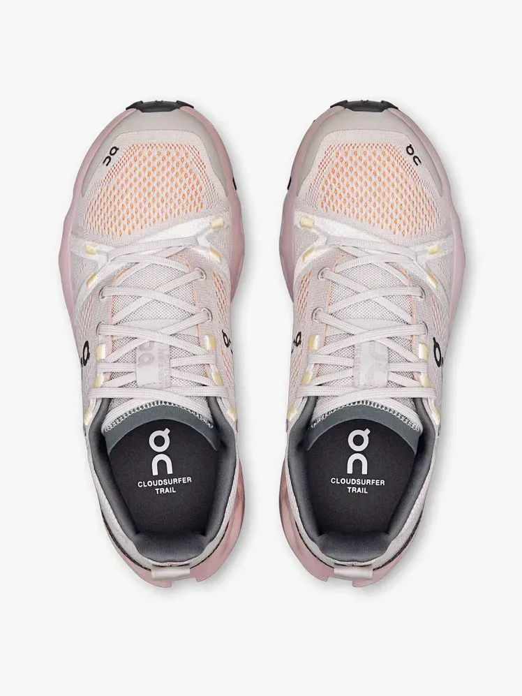 على Cloudsurfer Trail في جزء يحمل علامة تجارية على خلفية رمادية فاتحة