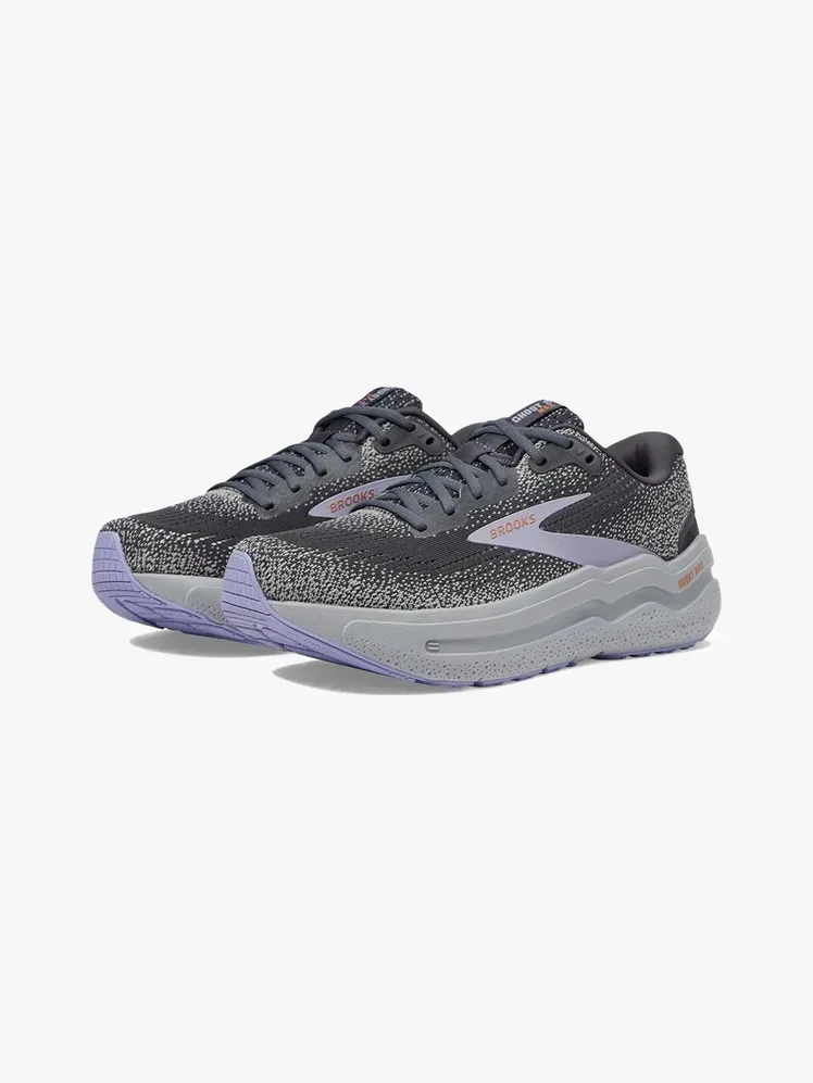 Brooks Ghost Max 2 في جزء يحمل العلامة التجارية على خلفية رمادية فاتحة