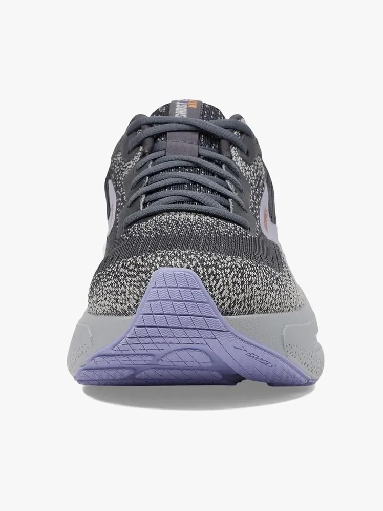 Brooks Ghost Max 2 في جزء يحمل العلامة التجارية على خلفية رمادية فاتحة