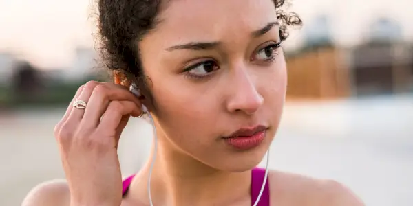 Pourquoi mes écouteurs tombent-ils toujours ?