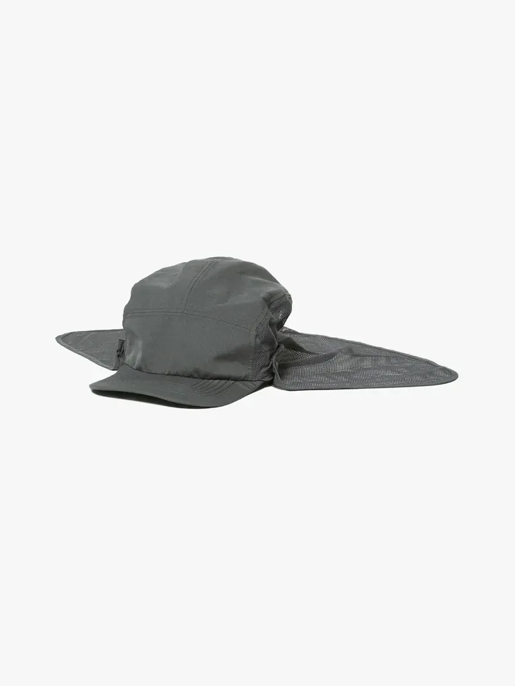 Gorra de malla Snow Peak Insect Shield en componente de la marca sobre un fondo gris claro