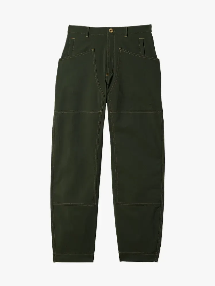 Hikerkind 8 Pocket Pants 01 en componente con la marca sobre fondo gris claro
