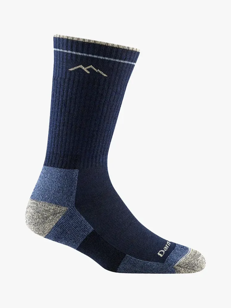 Calcetines para botas Darn Tough Hiker en componente de la marca sobre un fondo gris claro