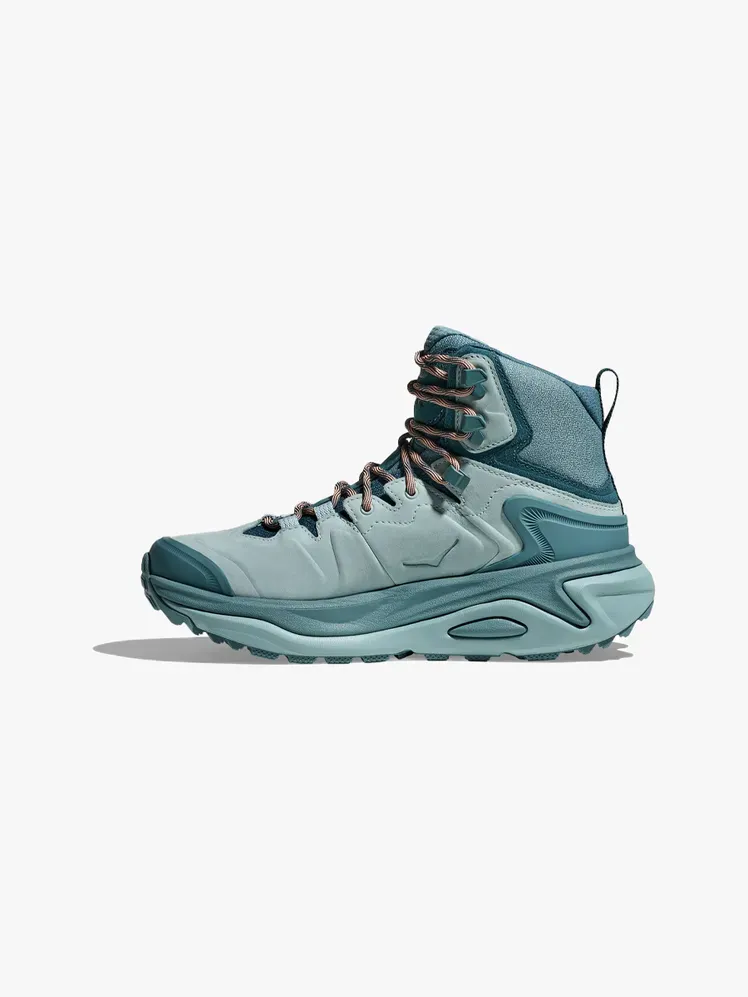 Botas de montaña Hoka Kaha 3 GTX con componente de marca sobre fondo gris claro