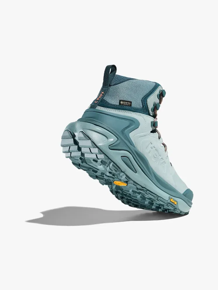 Botas de montaña Hoka Kaha 3 GTX con componente de marca sobre fondo gris claro