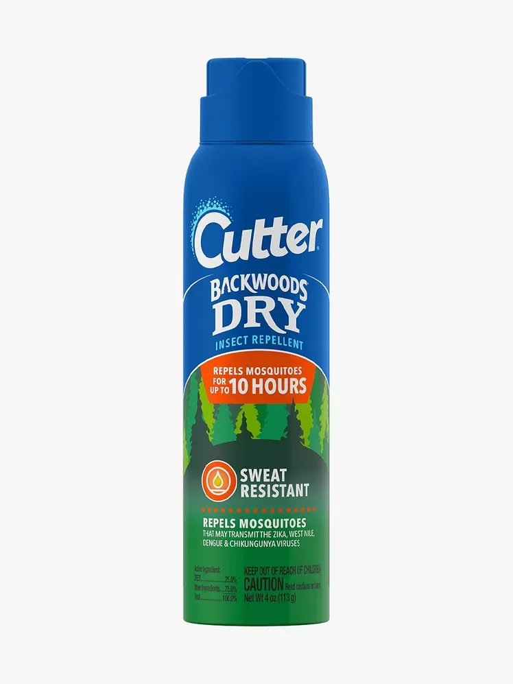 Repelente de insectos seco Cutter Backwoods en un componente de marca sobre un fondo gris claro