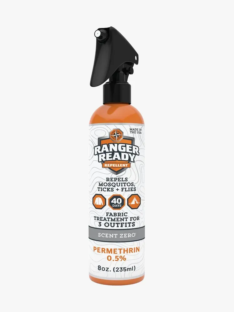 Spray de permetrina Ranger Ready en componente de marca sobre un fondo gris claro