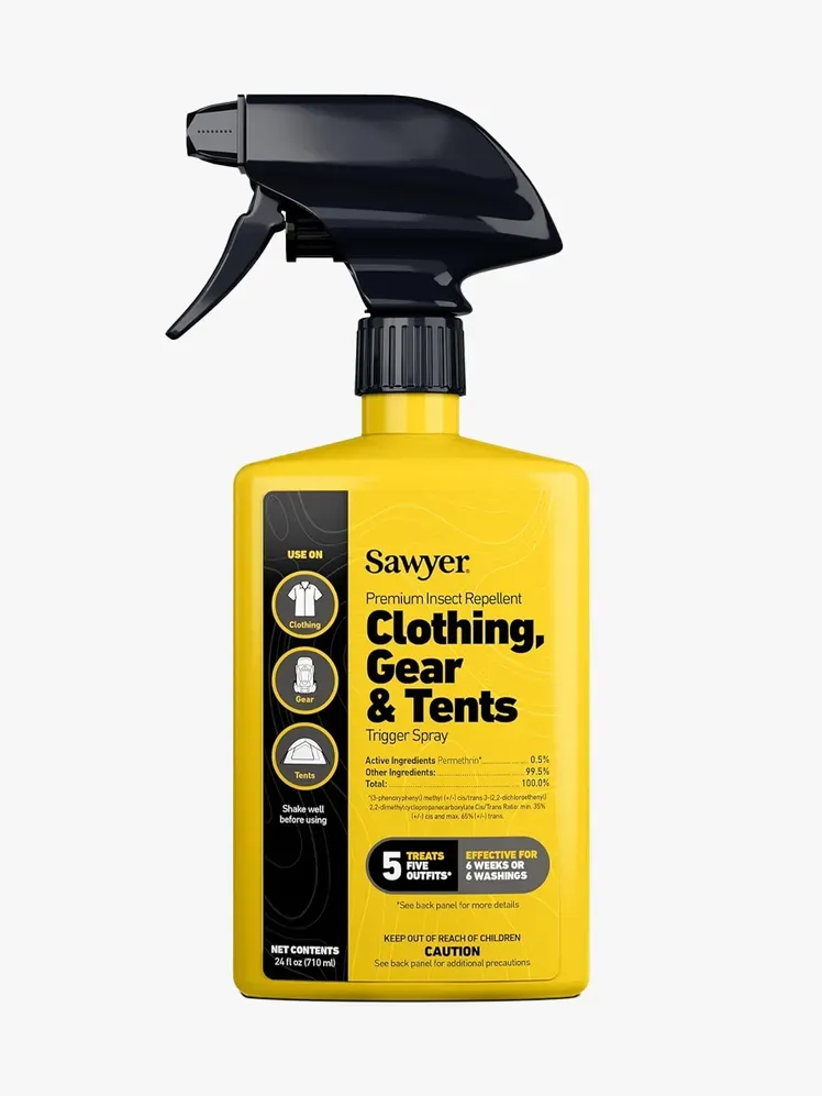 Sawyer Permethrin Pump Spray en componente de marca sobre un fondo gris claro