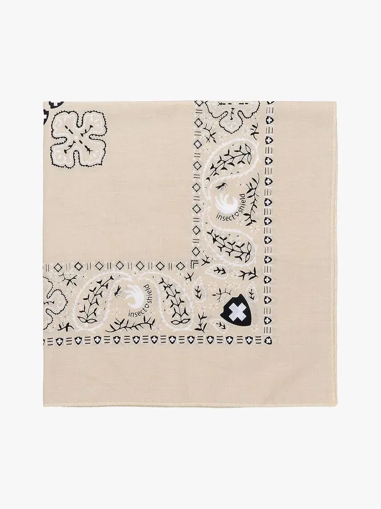 Bandana repelente de insectos y bichos Insect Shield en un componente de la marca sobre un fondo gris claro