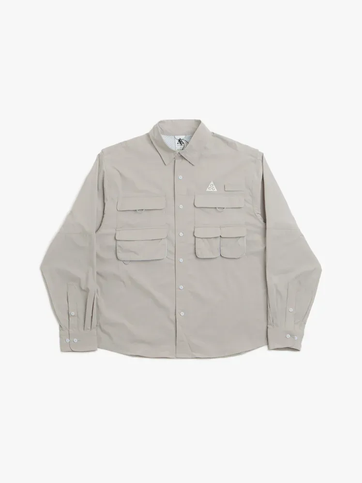 Camiseta de manga larga Nike ACG Orb Weaver Dri-FIT ADV UV con componente de la marca sobre fondo gris claro