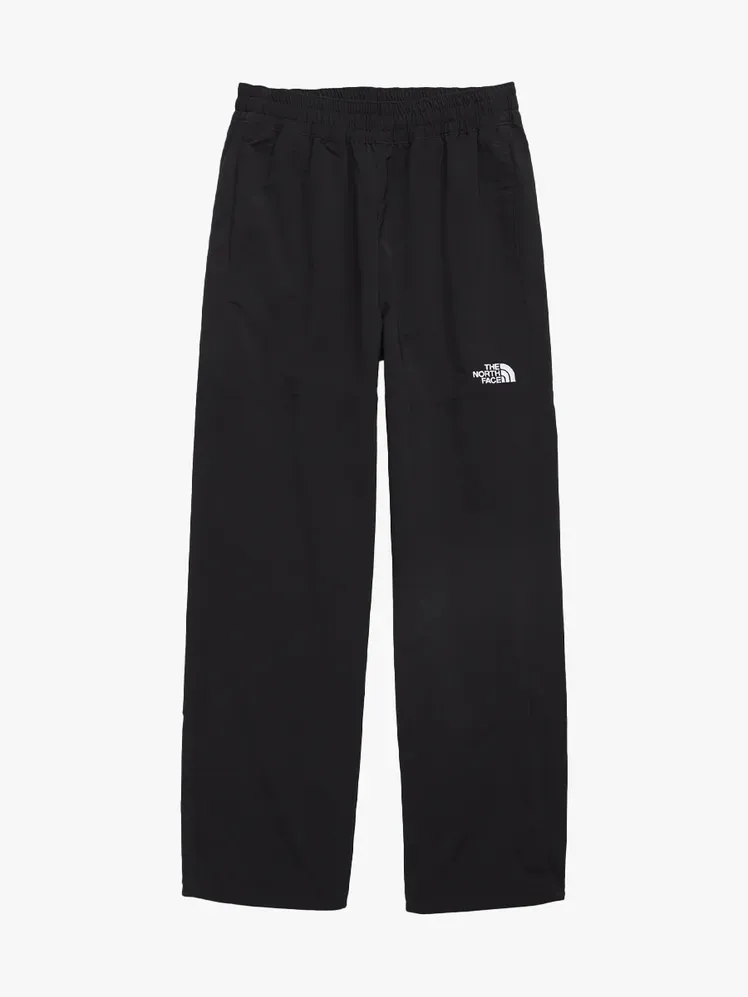 Pantalones The North Face TNF Easy Wind con componente de la marca sobre fondo gris claro