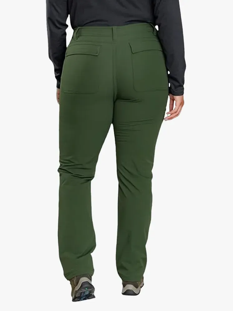 Pantalones Gnara Go There con componente de marca sobre fondo gris claro