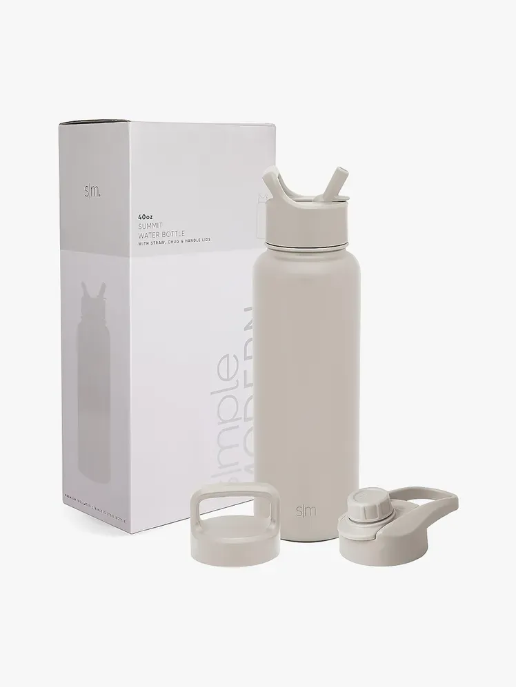 ขวดน้ำแบรนด์สีเทาอ่อนข้างกล่องบรรจุภัณฑ์พร้อมอุปกรณ์ต่างๆ