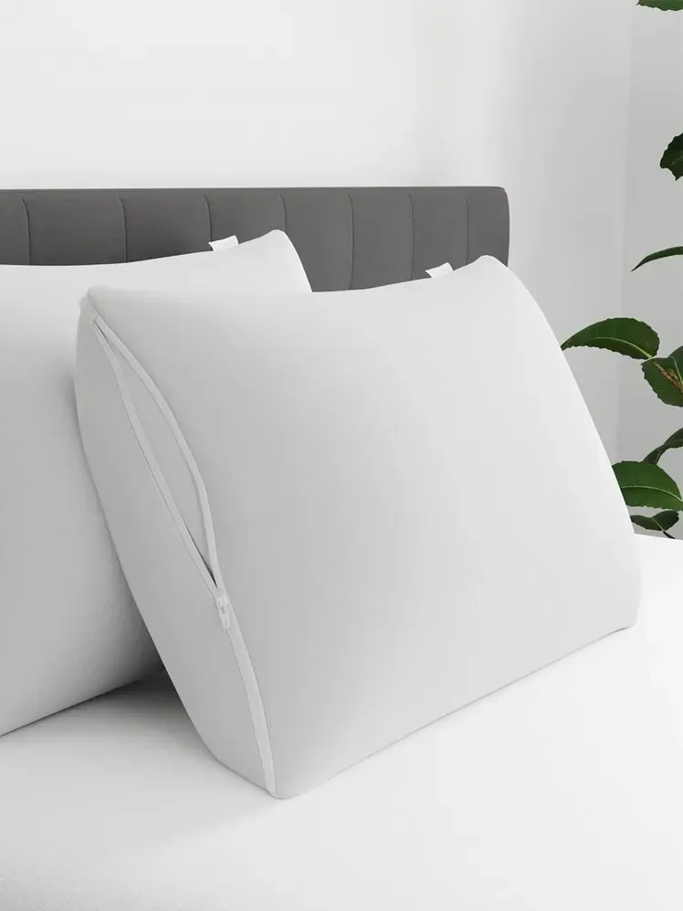 ผ้ารองกันเปื้อนหมอนสูงสุดบนหมอนสีขาวบนเตียงภายในห้องนอน