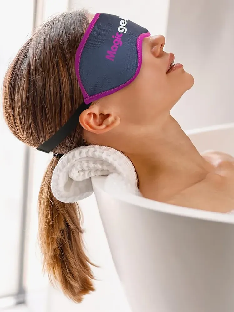 Eye Mask Cold Pack ในรุ่นที่วางอยู่ในอ่างอาบน้ำ สีฟ้า และ สีม่วง ของแบรนด์