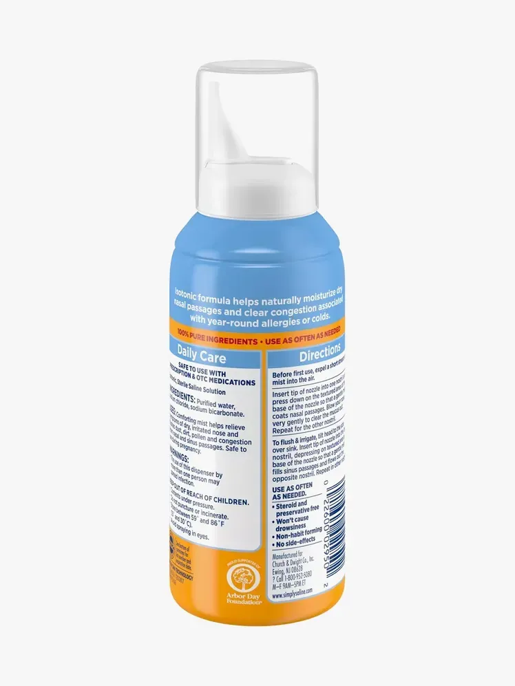 Simply Saline Daily Care Nasal Mist ในขวดสีฟ้าและสีส้มที่มีตราสินค้าบนพื้นหลังสีเทาอ่อน