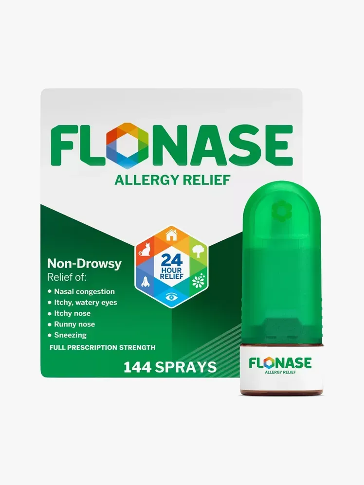 สเปรย์บรรเทาอาการภูมิแพ้ในบรรจุภัณฑ์สีเขียวและสีขาวบนพื้นหลังสีเทาอ่อน