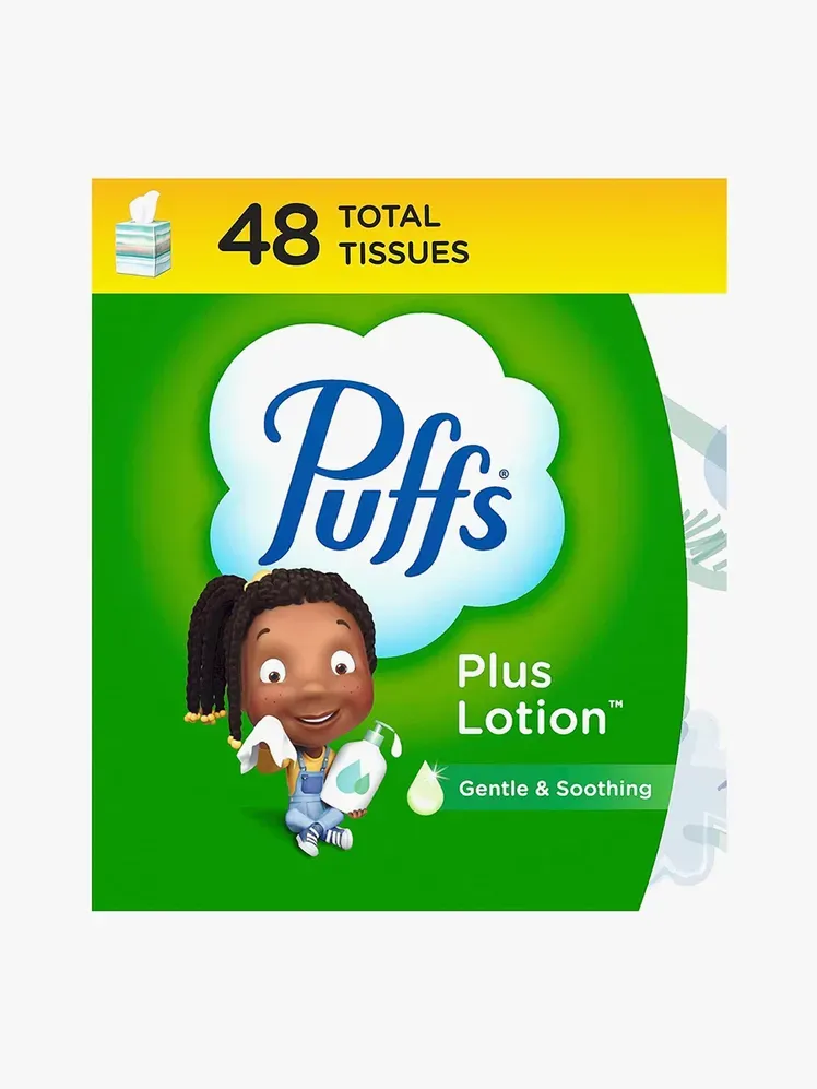 Plus Lotion Tissues ในบรรจุภัณฑ์สีเขียวมีตราสินค้าบนพื้นหลังสีเทาอ่อน