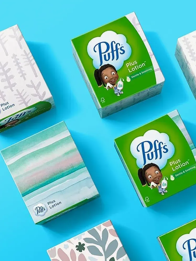 พลัสโลชั่นทิชชู่ในกล่องแบรนด์บนพื้นหลังสีน้ำเงิน