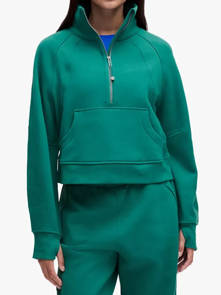 ซิปครึ่งคอทรงกรวย Scuba Oversize สีน้านแบรนด์บนพื้นหลังสีเทาอ่อน