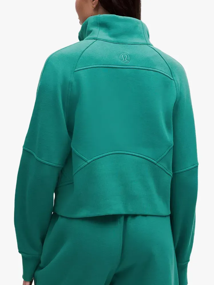 ซิปครึ่งคอทรงกรวย Scuba Oversize สีน้านแบรนด์บนพื้นหลังสีเทาอ่อน