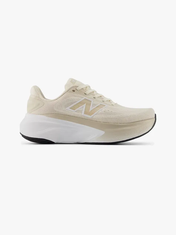 New Balance Fresh Foam X More V6 v komponenti z blagovno znamko na svetlo sivem ozadju