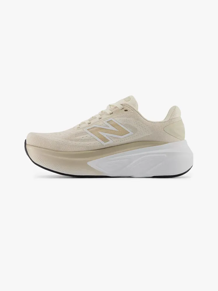 New Balance Fresh Foam X More V6 v komponenti z blagovno znamko na svetlo sivem ozadju